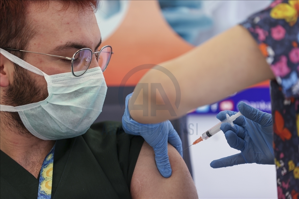 Kovid-19 aşısı yaptıran sağlık çalışanı sayısı 688 bini geçti