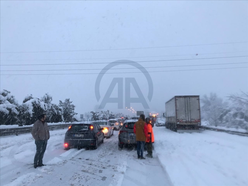 Anadolu Otoyolu'nda 16 aracın karıştığı trafik kazasında 8 kişi yaralandı