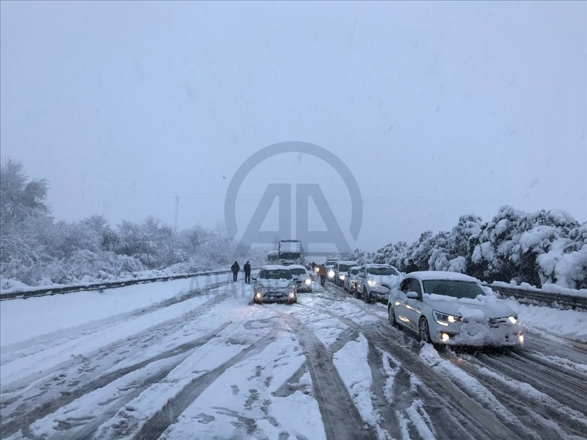 Anadolu Otoyolu'nda 16 aracın karıştığı trafik kazasında 8 kişi yaralandı