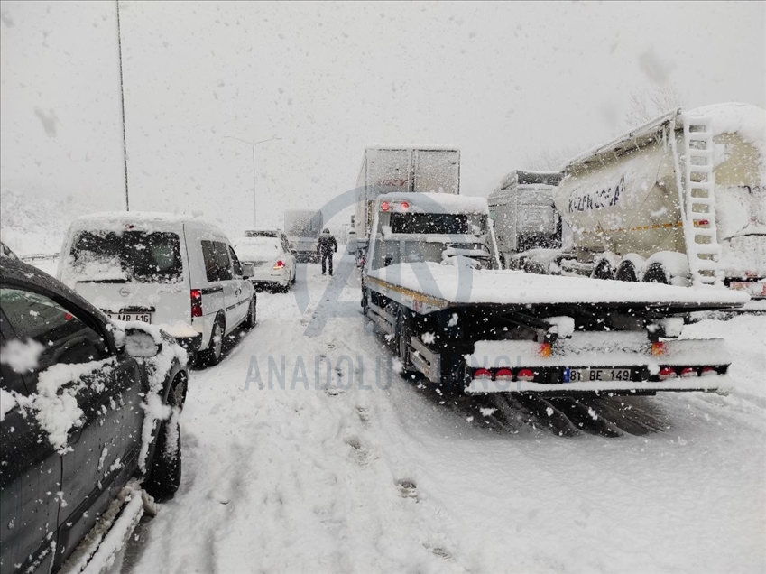 Yoğun kar nedeniyle Anadolu Otoyolu'nda ulaşım aksadı