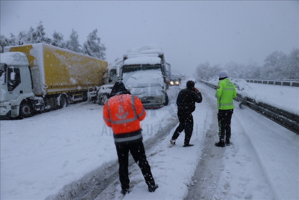 Anadolu Otoyolu'nda 16 aracın karıştığı trafik kazasında 8 kişi yaralandı