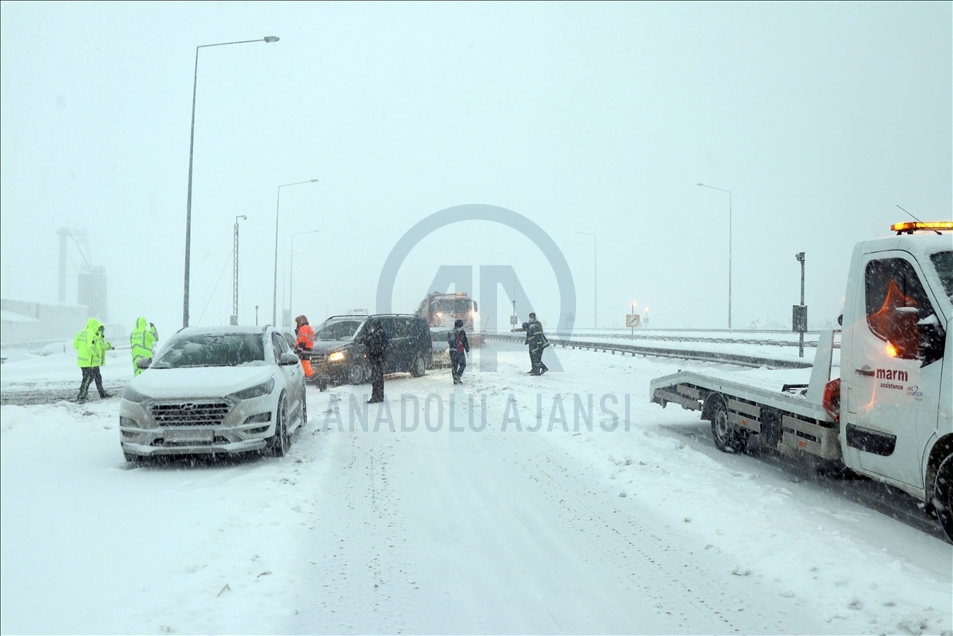 Anadolu Otoyolu'nun Bolu kesiminde yoğun kar ve tipi ulaşımı aksattı
