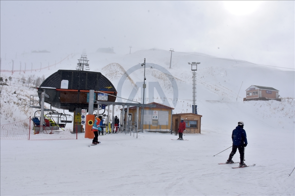 Kısıtlamadan muaf tutulan turistler Palandöken ve Cıbıltepe'de kayağın keyfini çıkarıyor