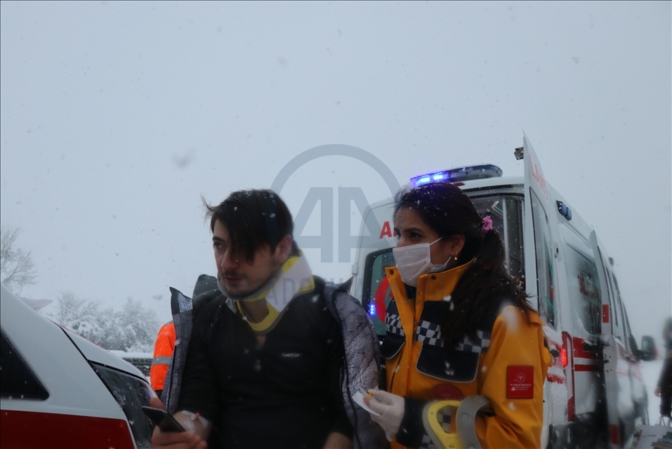 Anadolu Otoyolu'nda 16 aracın karıştığı trafik kazasında 8 kişi yaralandı