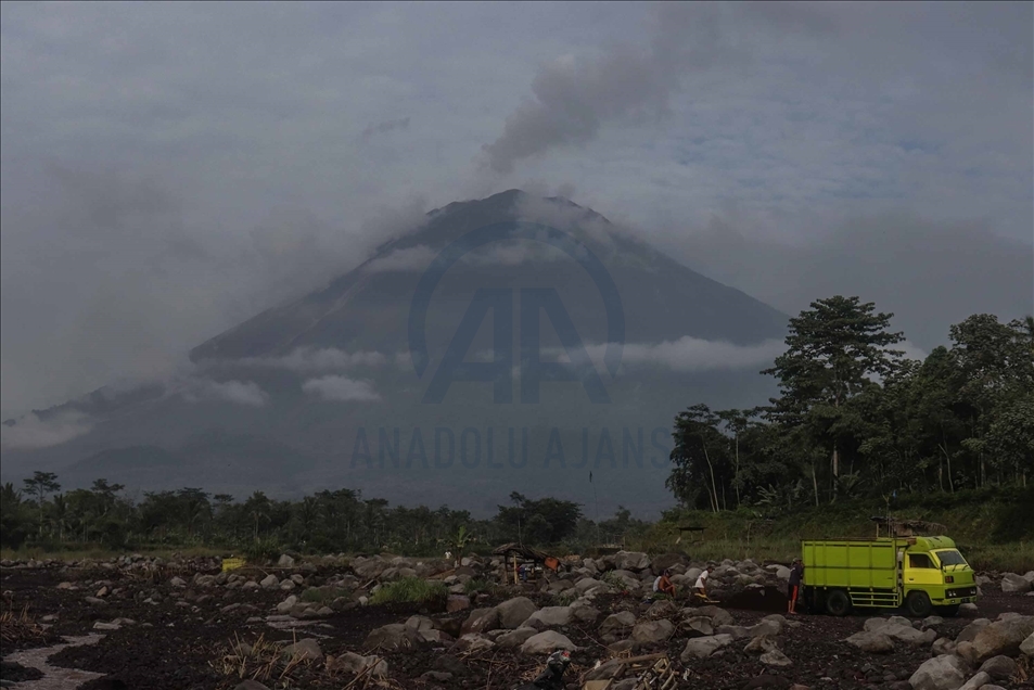 Actividad volcánica del monte Semeru en Indonesia