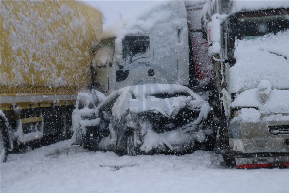 Anadolu Otoyolu'nda 16 aracın karıştığı trafik kazasında 8 kişi yaralandı