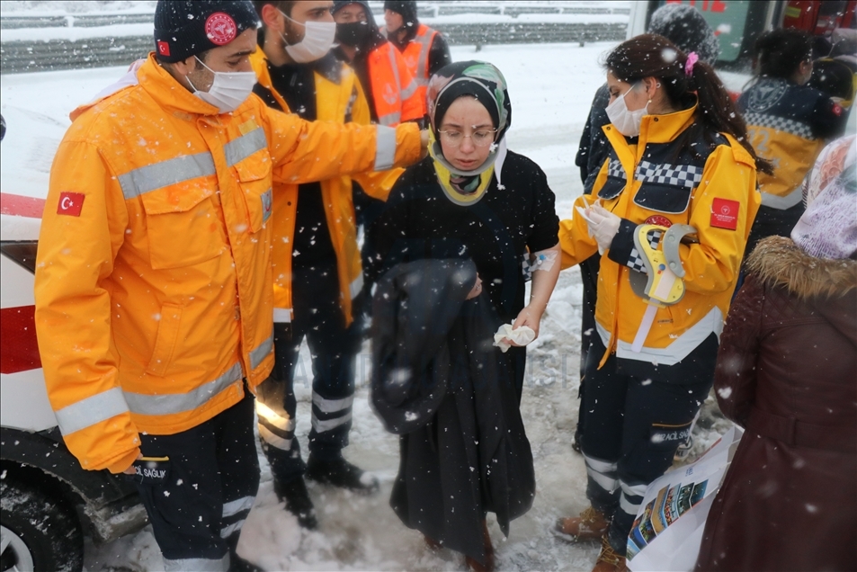 Anadolu Otoyolu'nda 16 aracın karıştığı trafik kazasında 8 kişi yaralandı