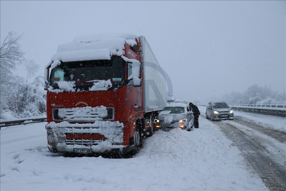 Anadolu Otoyolu'nda 16 aracın karıştığı trafik kazasında 8 kişi yaralandı