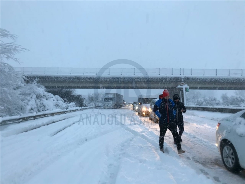 Anadolu Otoyolu'nda 16 aracın karıştığı trafik kazasında 8 kişi yaralandı