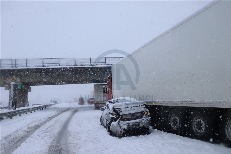 Anadolu Otoyolu'nda 16 aracın karıştığı trafik kazasında 8 kişi yaralandı