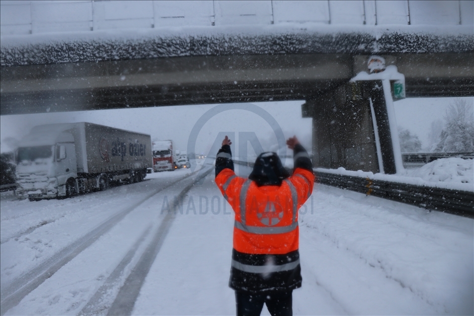 Anadolu Otoyolu'nda 16 aracın karıştığı trafik kazasında 8 kişi yaralandı