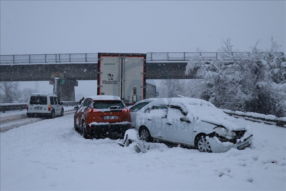 Anadolu Otoyolu'nda 16 aracın karıştığı trafik kazasında 8 kişi yaralandı