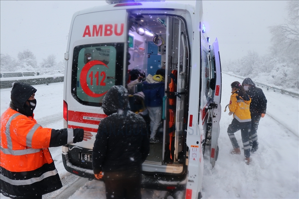 Anadolu Otoyolu'nda 16 aracın karıştığı trafik kazasında 8 kişi yaralandı