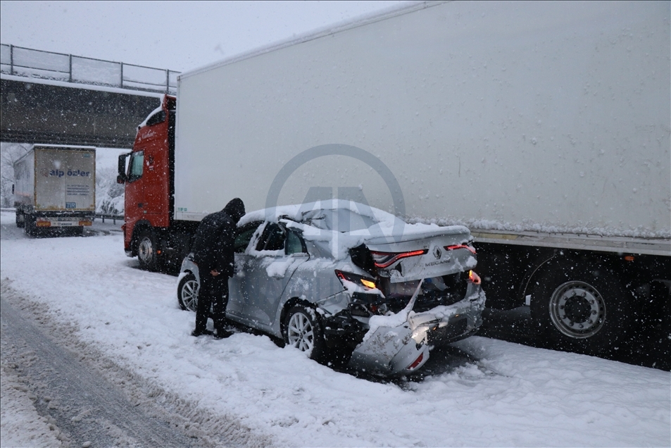 Anadolu Otoyolu'nda 16 aracın karıştığı trafik kazasında 8 kişi yaralandı
