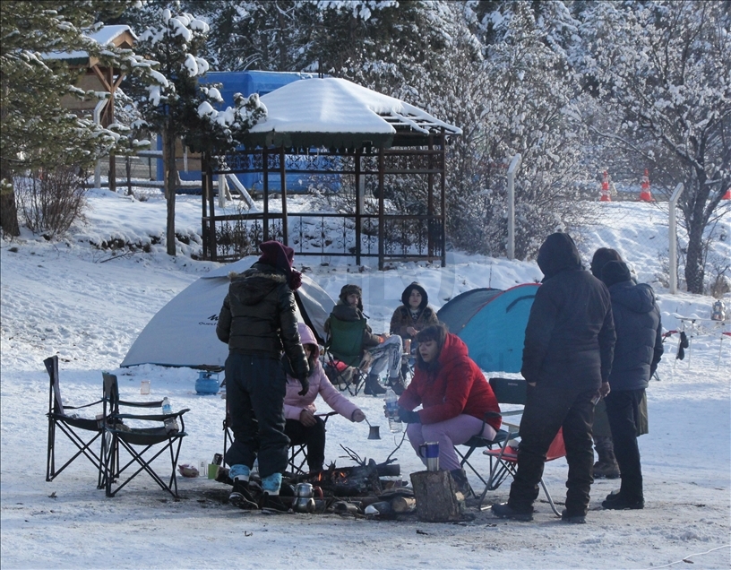 Doğaseverlerin Karagöl'de kamp keyfi