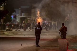 Affrontements entre des manifestants et les forces de sécurité à la cité Ettadhamen dans le gouvernorat de Ariana en Tunisie
