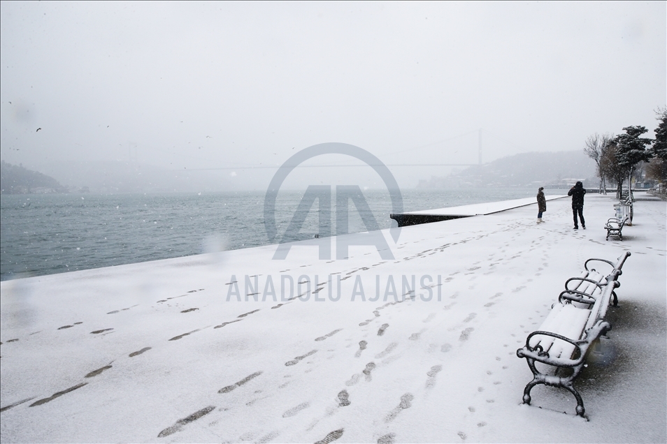 إسطنبول.. الثلوج تكسي المدينة بحلة بيضاء
