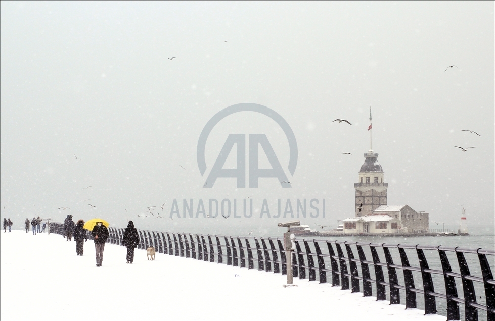 بارش برف استانبول را سفیدپوش کرد 