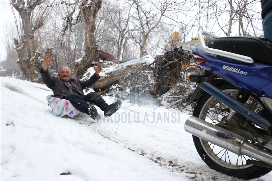 79 yaşındaki Mehmet dedenin "motosikletli kızak" keyfi