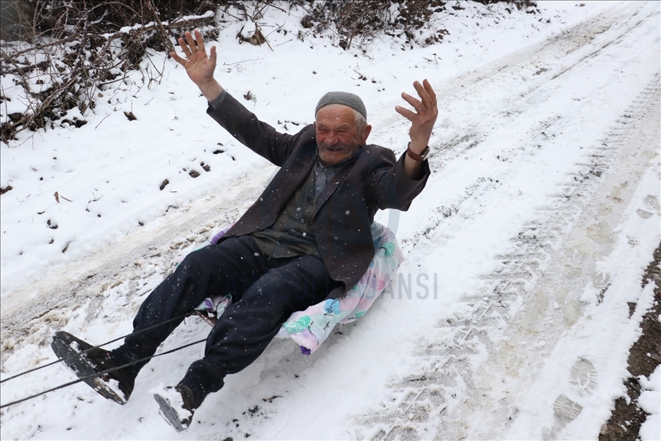 79 yaşındaki Mehmet dedenin "motosikletli kızak" keyfi