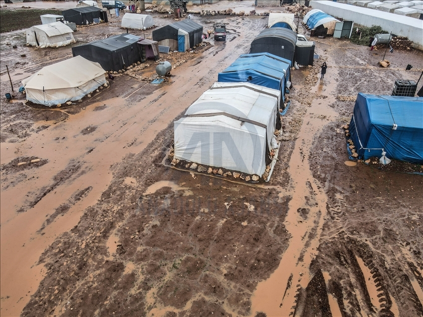 الأمطار تزيد من معاناة النازحين السوريين بإدلب​​​​​​​