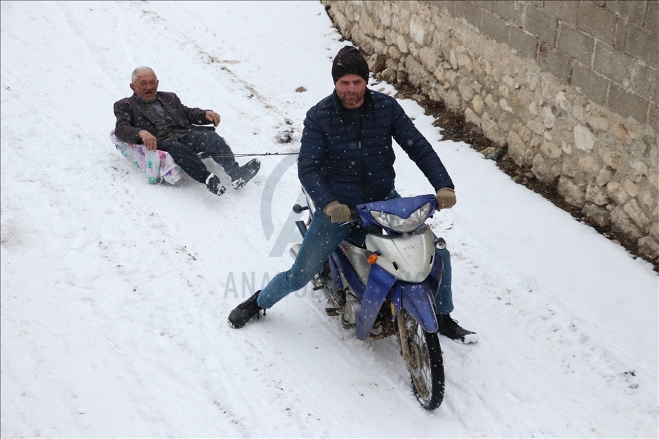 79 yaşındaki Mehmet dedenin "motosikletli kızak" keyfi
