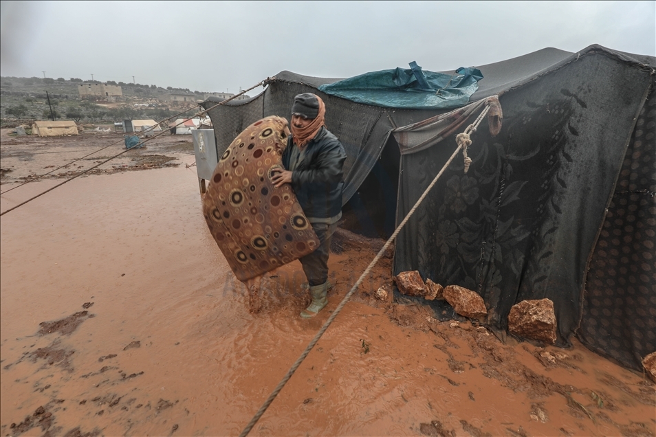 الأمطار تزيد من معاناة النازحين السوريين بإدلب​​​​​​​