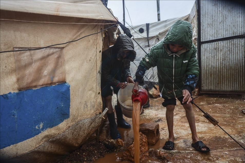 باراش شدید باران در ادلب سوریه٬ چادرهای پناهجویان را زیر آب برد