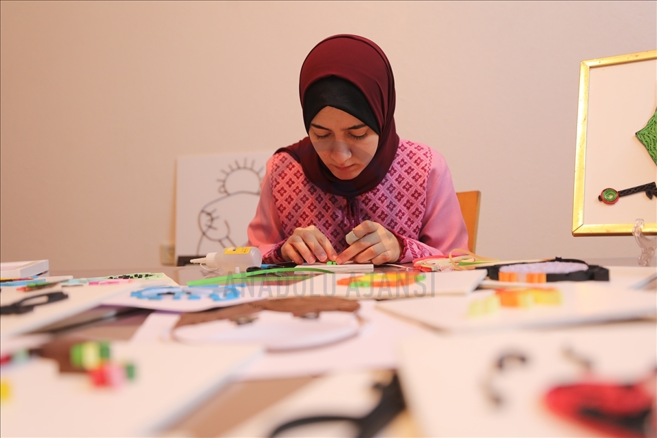 بالورق الملون.. شابة فلسطينية تنقل فن "الكويلينج" إلى غزة