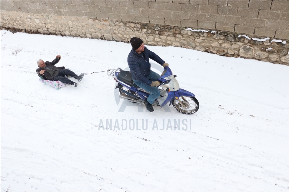 79 yaşındaki Mehmet dedenin "motosikletli kızak" keyfi