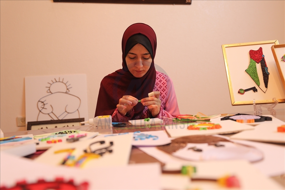 بالورق الملون.. شابة فلسطينية تنقل فن "الكويلينج" إلى غزة