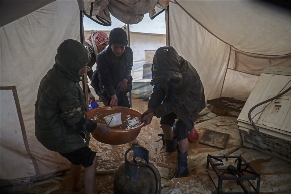 باراش شدید باران در ادلب سوریه٬ چادرهای پناهجویان را زیر آب برد