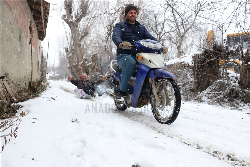 79 yaşındaki Mehmet dedenin "motosikletli kızak" keyfi
