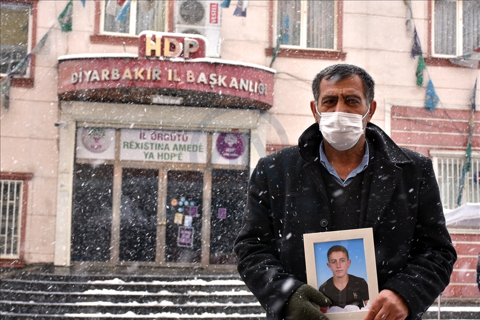Nobeta ewladan a dayikên Diyarbekirê di bin berfa dibare da dewam dike