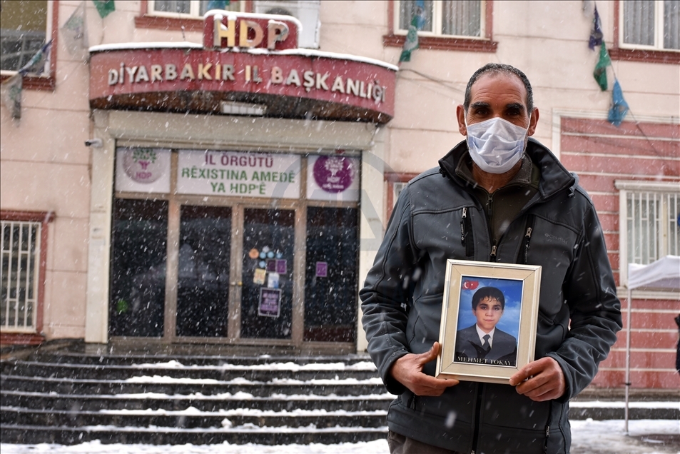 Nobeta ewladan a dayikên Diyarbekirê di bin berfa dibare da dewam dike