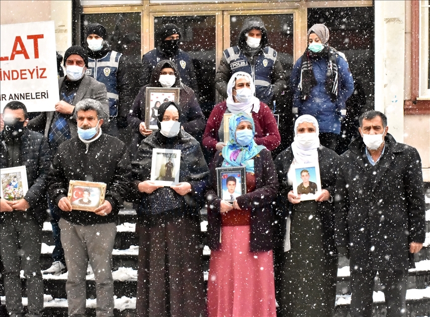 Diyarbakır annelerinin evlat nöbeti yoğun kar yağışı altında devam ediyor