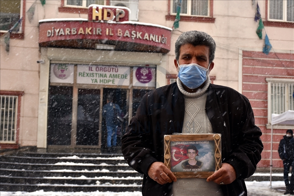 Nobeta ewladan a dayikên Diyarbekirê di bin berfa dibare da dewam dike