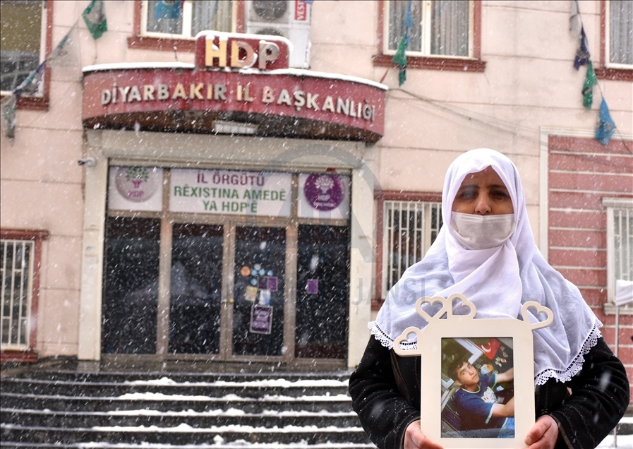 Nobeta ewladan a dayikên Diyarbekirê di bin berfa dibare da dewam dike