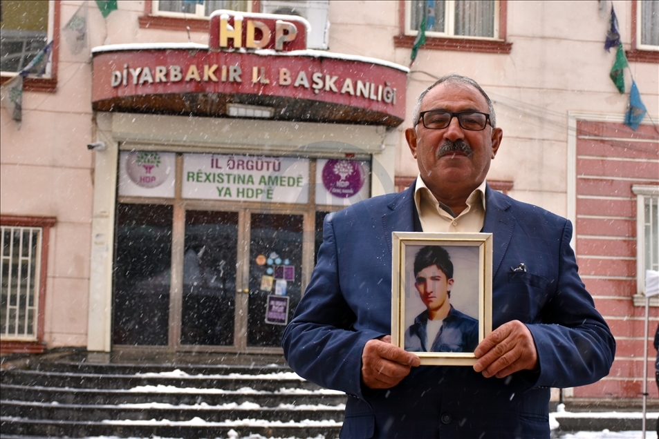 Nobeta ewladan a dayikên Diyarbekirê di bin berfa dibare da dewam dike