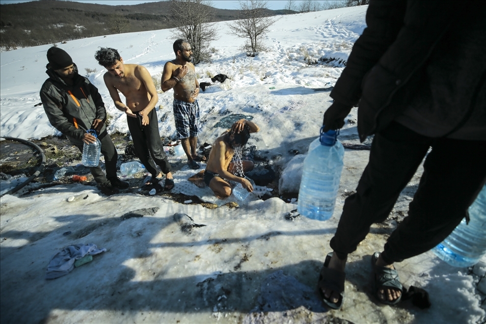 Bosna Hersek'te kalan göçmenler, dondurucu soğukta dereye girerek yıkanıyor