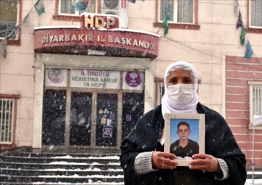 Nobeta ewladan a dayikên Diyarbekirê di bin berfa dibare da dewam dike