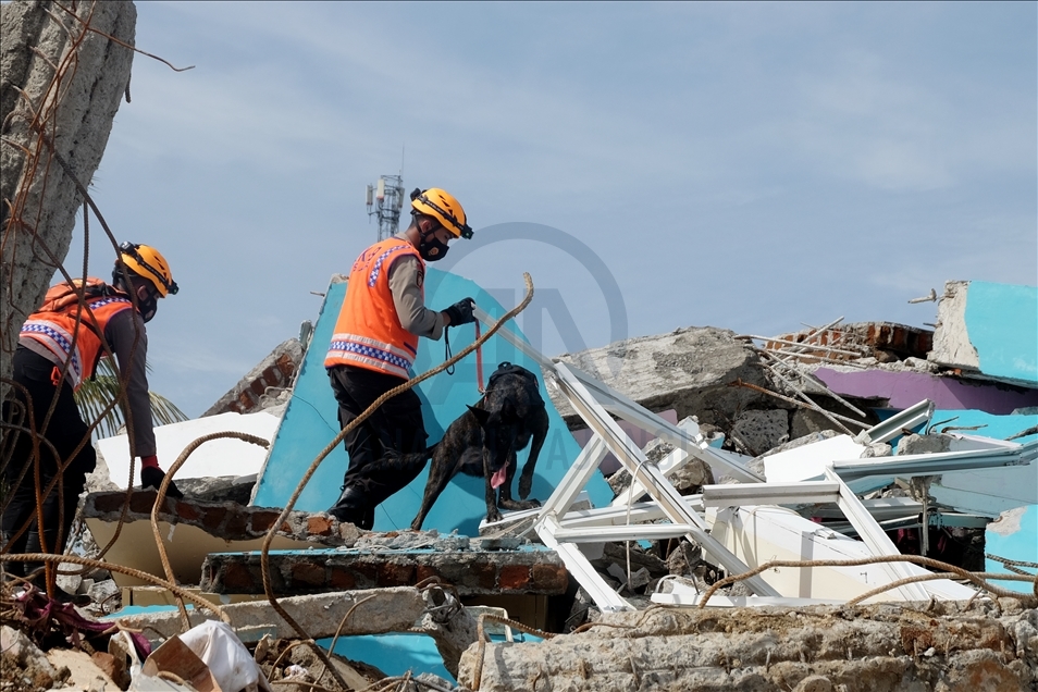 Tim SAR lanjutkan operasi SAR korban gempa di Mamuju