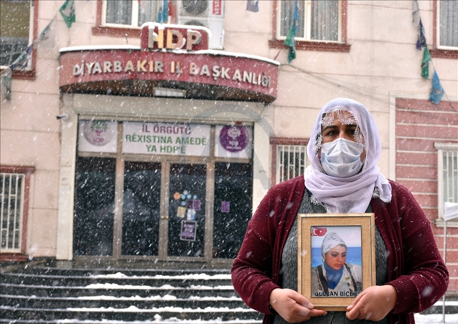 Nobeta ewladan a dayikên Diyarbekirê di bin berfa dibare da dewam dike