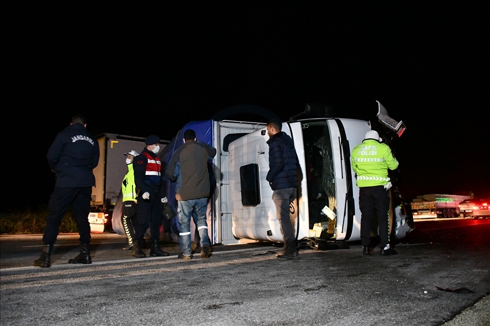Pozantı-Ankara otoyolunda kamyonla otomobil çarpıştı: 5 ölü, 2 yaralı