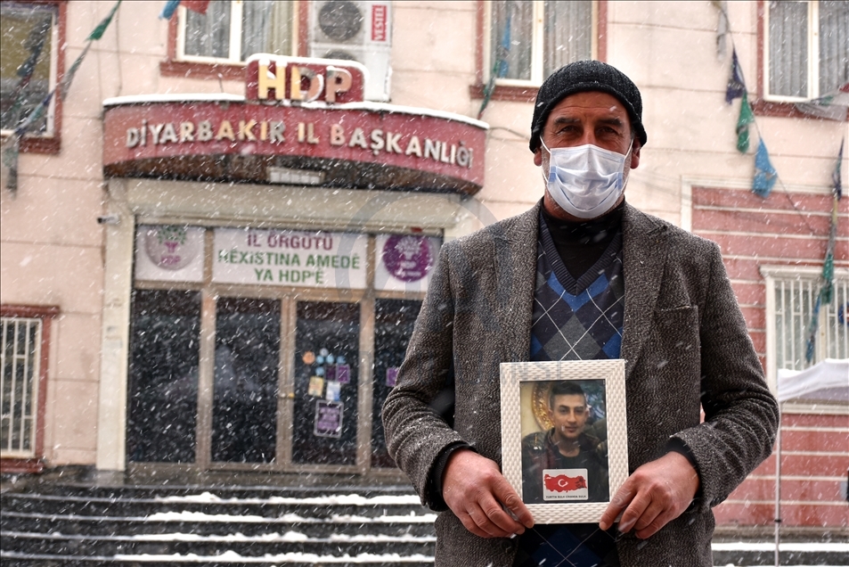 Nobeta ewladan a dayikên Diyarbekirê di bin berfa dibare da dewam dike
