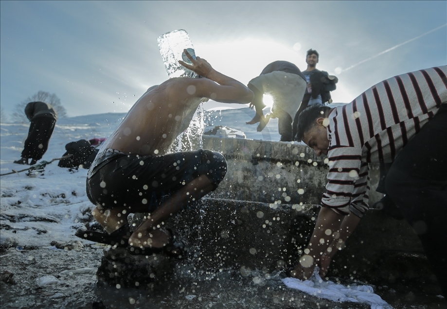 Секојдневие на мигрантите во БиХ: Бањање во ладна вода на температури под нулата
