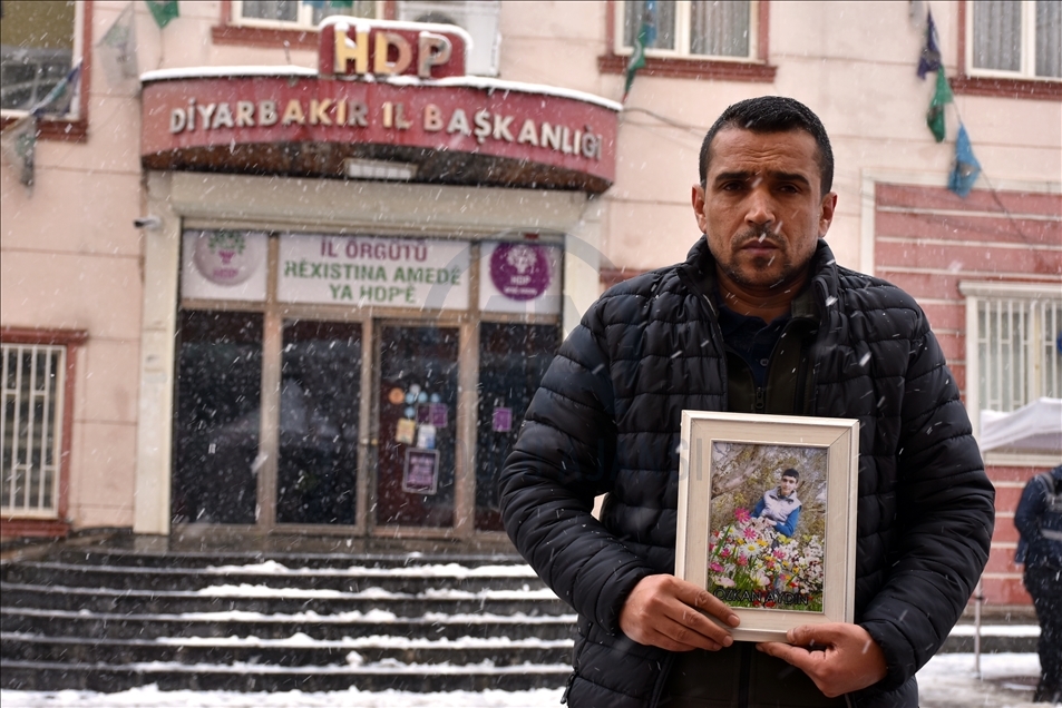 Nobeta ewladan a dayikên Diyarbekirê di bin berfa dibare da dewam dike