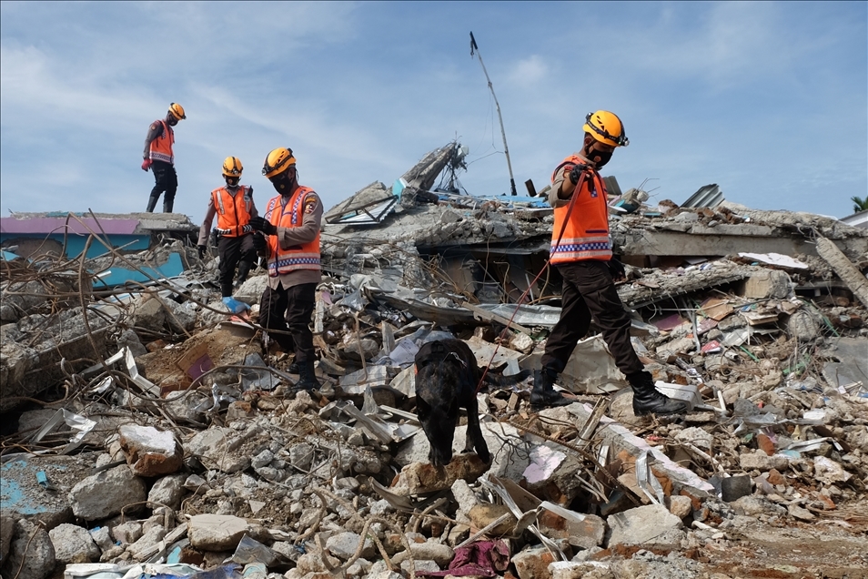 Tim SAR lanjutkan operasi SAR korban gempa di Mamuju