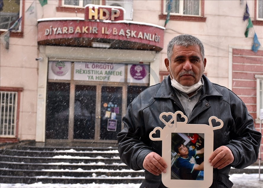 Nobeta ewladan a dayikên Diyarbekirê di bin berfa dibare da dewam dike