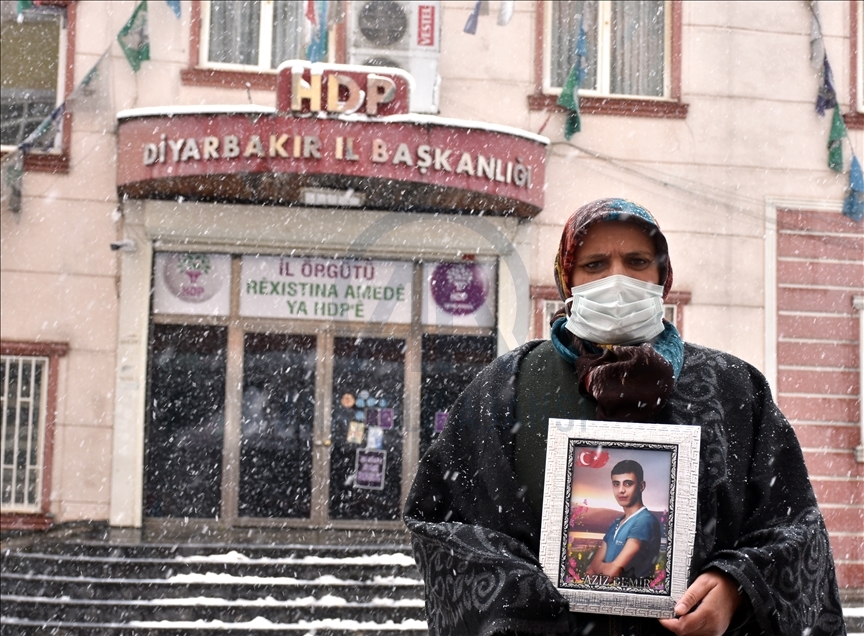 Nobeta ewladan a dayikên Diyarbekirê di bin berfa dibare da dewam dike